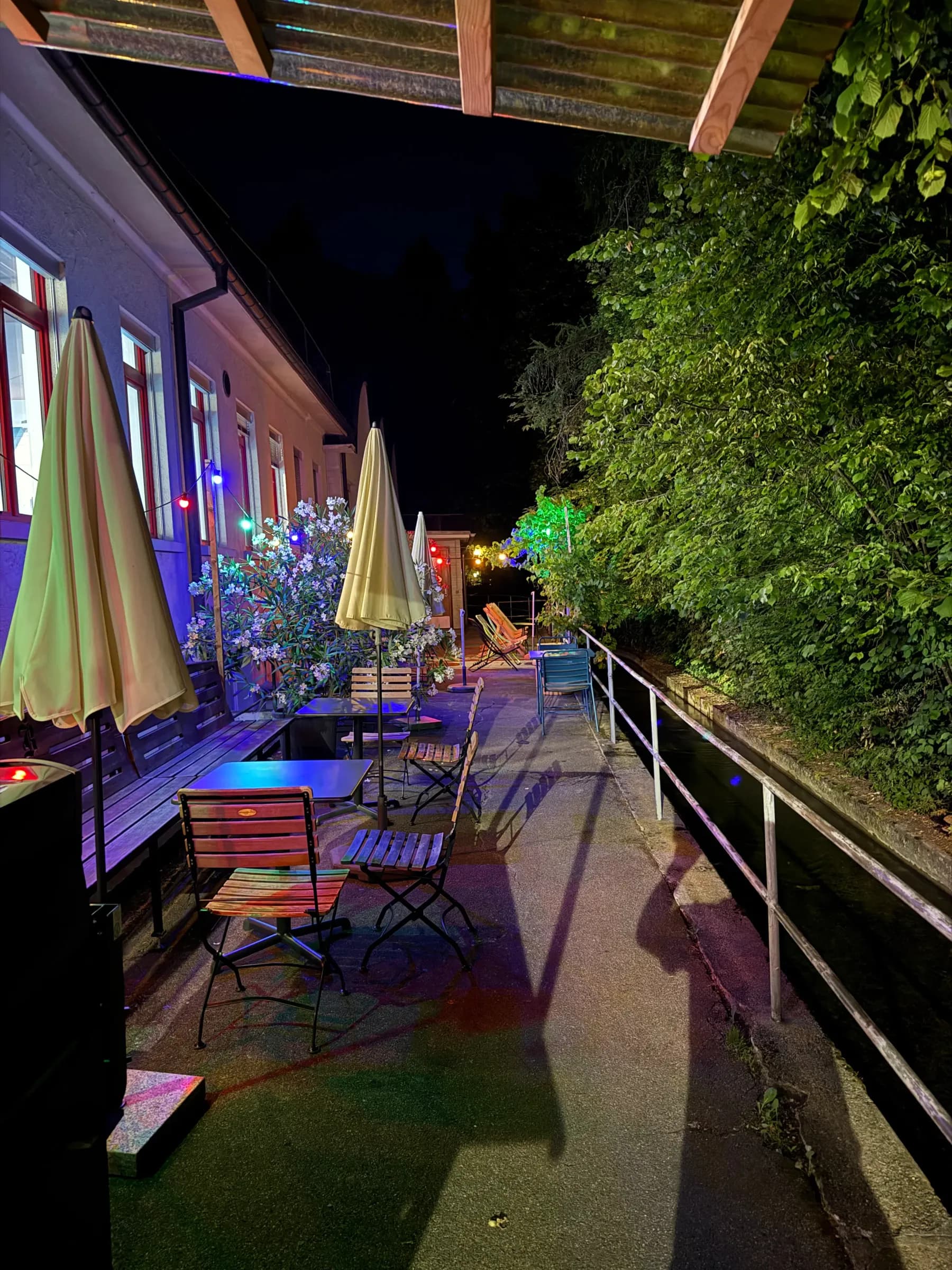 Sitzplätze auf der Benteli's Terrasse bei Nacht