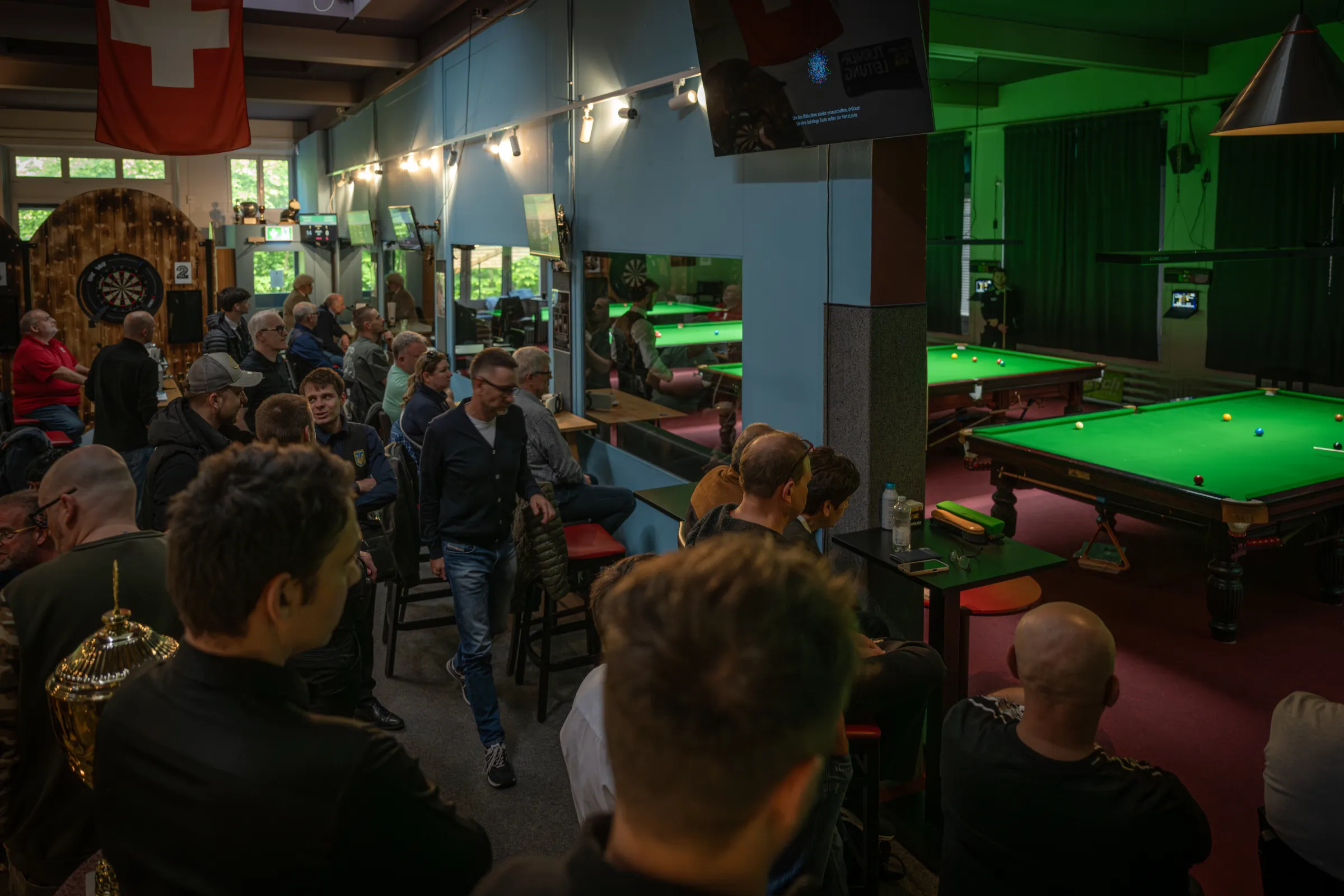 Gesamtblick auf die Benteli's Spielhalle mit Snooker, Darts und Bar
